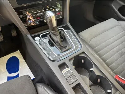 NIEBIESKI KOMBI VOLKSWAGEN PASSAT z 2022 r., BENZYNA, skrzynia biegów AUTOMATYCZNA 150KM, zdjęcie 10 z 19