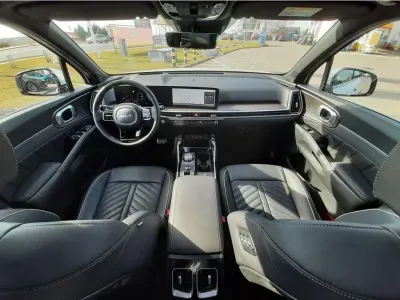 BIAŁY SUV KIA SORENTO z 2024 r., HYBRYDA/BENZYNA, skrzynia biegów AUTOMATYCZNA 159KM, zdjęcie 23 z 32