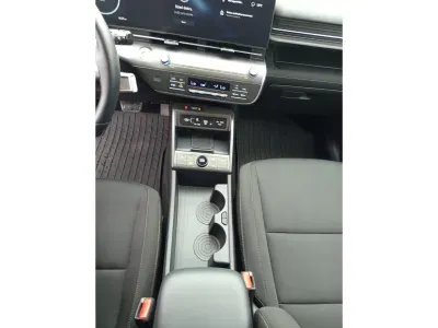 NIEBIESKI SUV HYUNDAI KONA z 2025 r., HYBRYDA/BENZYNA, skrzynia biegów AUTOMATYCZNA 129KM, zdjęcie 8 z 17