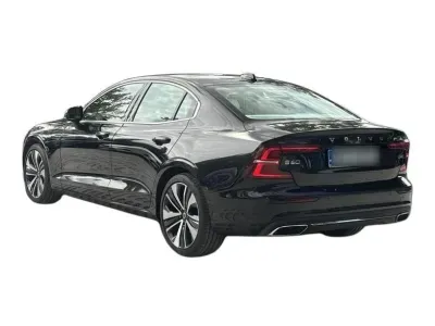 CZARNY SEDAN VOLVO S60 z 2022 r., BENZYNA, skrzynia biegów AUTOMATYCZNA 197KM, zdjęcie 14 z 17