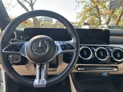 BIAŁY HATCHBACK MERCEDES CLASE A z 2023 r., HYBRYDA/BENZYNA, skrzynia biegów AUTOMATYCZNA 218KM, zdjęcie 15 z 19
