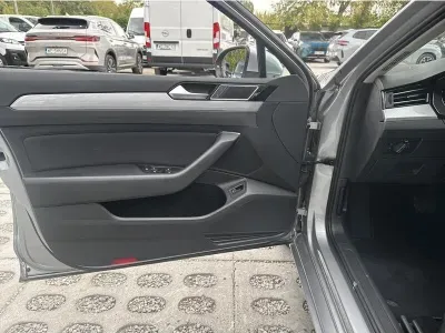SREBRNY KOMBI VOLKSWAGEN PASSAT z 2022 r., BENZYNA, skrzynia biegów AUTOMATYCZNA 150KM, zdjęcie 17 z 19