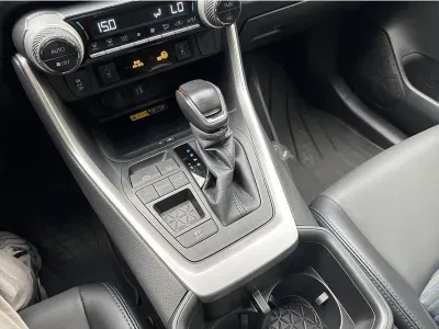 NIEBIESKI SUV TOYOTA RAV4 z 2023 r., HYBRYDA/BENZYNA, skrzynia biegów AUTOMATYCZNA 218KM, zdjęcie 4 z 19