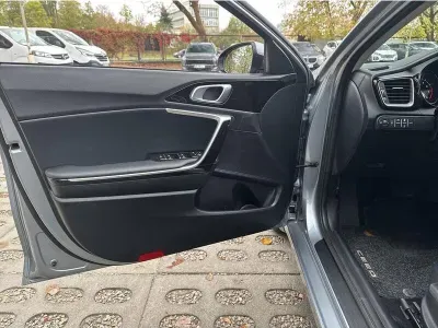 SREBRNY KOMBI KIA CEED z 2023 r., BENZYNA, skrzynia biegów AUTOMATYCZNA 160KM, zdjęcie 3 z 19