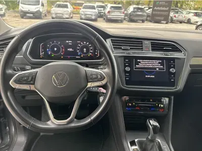SZARY SUV VOLKSWAGEN TIGUAN ALLSPACE z 2022 r., BENZYNA, skrzynia biegów AUTOMATYCZNA 150KM, zdjęcie 16 z 19