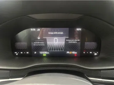 SZARY SUV SKODA KAROQ z 2023 r., DIESEL, skrzynia biegów AUTOMATYCZNA 150KM, zdjęcie 6 z 19