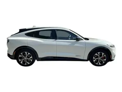 BIAŁY SUV FORD MUSTANG MACH E z 2023 r., ELEKTRYCZNY, skrzynia biegów AUTOMATYCZNA 269KM, zdjęcie 9 z 18