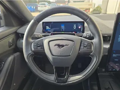 CZARNY SUV FORD MUSTANG MACH-E z 2022 r., ELEKTRYCZNY, skrzynia biegów AUTOMATYCZNA 358KM, zdjęcie 23 z 29