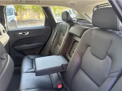 NIEBIESKI SUV VOLVO XC60 z 2022 r., DIESEL, skrzynia biegów AUTOMATYCZNA 197KM, zdjęcie 19 z 19