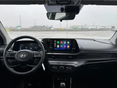 CZERWONY HATCHBACK HYUNDAI I20 z 2024 r., BENZYNA, skrzynia biegów MANUALNA 84KM, zdjęcie 2 z 8