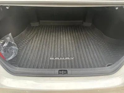 BIAŁY SEDAN TOYOTA CAMRY z 2022 r., HYBRYDA/BENZYNA, skrzynia biegów AUTOMATYCZNA 218KM, zdjęcie 14 z 18