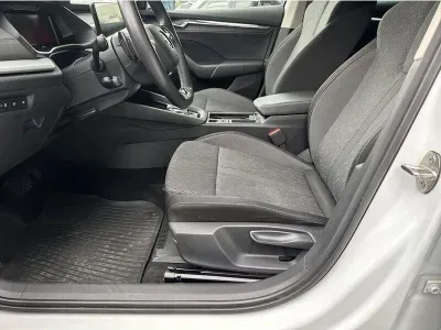 BIAŁY KOMBI SKODA OCTAVIA z 2023 r., BENZYNA, skrzynia biegów AUTOMATYCZNA 150KM, zdjęcie 5 z 19