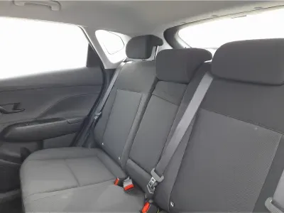 BIAŁY SUV HYUNDAI KONA z 2025 r., HYBRYDA/BENZYNA, skrzynia biegów AUTOMATYCZNA 129KM, zdjęcie 8 z 11