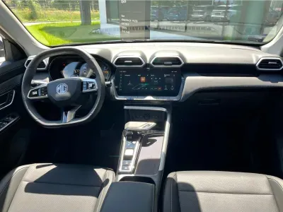 SZARY SUV MG ZS z 2026 r., HYBRYDA/BENZYNA, skrzynia biegów AUTOMATYCZNA 197KM, zdjęcie 3 z 10