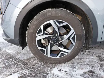 SREBRNY SUV KIA SPORTAGE z 2023 r., BENZYNA, skrzynia biegów AUTOMATYCZNA 110KM, zdjęcie 11 z 24