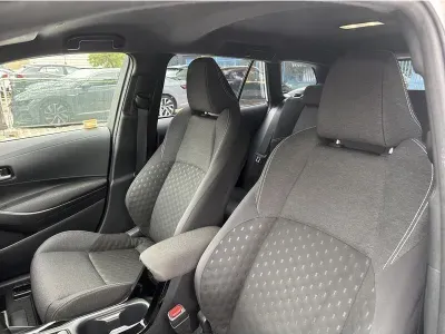 BIAŁY KOMBI TOYOTA COROLLA z 2023 r., HYBRYDA/BENZYNA, skrzynia biegów AUTOMATYCZNA 140KM, zdjęcie 2 z 19