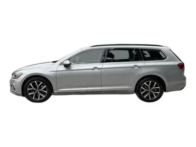 SREBRNY KOMBI VOLKSWAGEN PASSAT z 2023 r., BENZYNA, skrzynia biegów AUTOMATYCZNA 150KM, zdjęcie 17 z 19