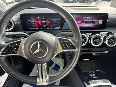 CZARNY SEDAN MERCEDES CLASE CLA z 2023 r., BENZYNA, skrzynia biegów AUTOMATYCZNA 136KM, zdjęcie 17 z 18