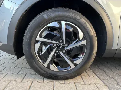 SZARY SUV KIA SPORTAGE z 2025 r., BENZYNA, skrzynia biegów AUTOMATYCZNA 210KM, zdjęcie 17 z 18