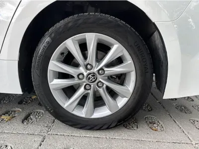 BIAŁY KOMBI TOYOTA COROLLA z 2023 r., HYBRYDA/BENZYNA, skrzynia biegów AUTOMATYCZNA 140KM, zdjęcie 9 z 19