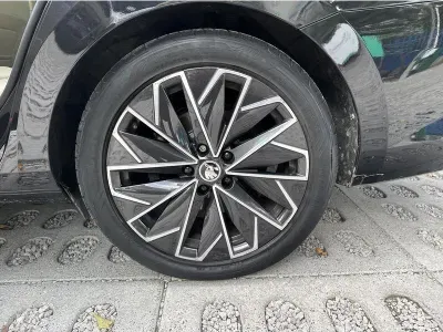 CZARNY KOMBI SKODA SUPERB z 2022 r., BENZYNA, skrzynia biegów AUTOMATYCZNA 190KM, zdjęcie 11 z 19