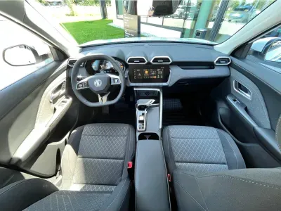 BIAŁY HATCHBACK MG ZS z 2026 r., HYBRYDA/BENZYNA, skrzynia biegów AUTOMATYCZNA 197KM, zdjęcie 7 z 16