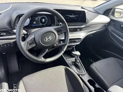 NIEBIESKI HATCHBACK HYUNDAI I20 z 2025 r., BENZYNA, skrzynia biegów AUTOMATYCZNA 101KM, zdjęcie 3 z 17