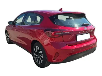 CZERWONY HATCHBACK FORD FOCUS z 2023 r., BENZYNA, skrzynia biegów MANUALNA 92KM, zdjęcie 10 z 27