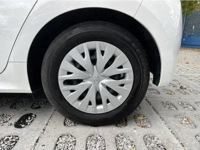BIAŁY HATCHBACK TOYOTA YARIS z 2024 r., HYBRYDA/BENZYNA, skrzynia biegów AUTOMATYCZNA 116KM, zdjęcie 11 z 17