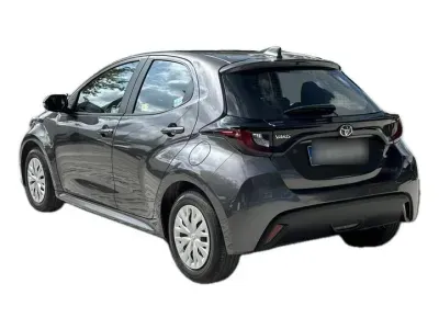 SZARY HATCHBACK TOYOTA YARIS z 2022 r., BENZYNA, skrzynia biegów MANUALNA 125KM, zdjęcie 15 z 19