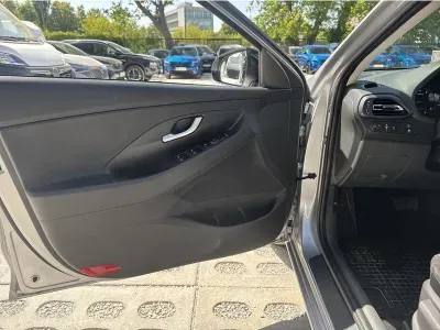 SREBRNY HATCHBACK HYUNDAI I30 z 2023 r., BENZYNA, skrzynia biegów AUTOMATYCZNA 120KM, zdjęcie 17 z 19