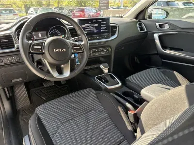 SZARY KOMBI KIA CEED z 2025 r., BENZYNA, skrzynia biegów AUTOMATYCZNA 140KM, zdjęcie 7 z 19