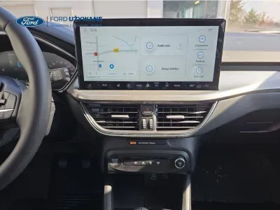 CZERWONY HATCHBACK FORD FOCUS z 2023 r., BENZYNA, skrzynia biegów MANUALNA 92KM, zdjęcie 13 z 27