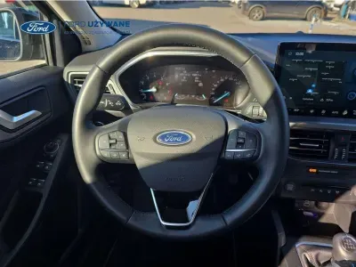 CZARNY HATCHBACK FORD FOCUS z 2023 r., BENZYNA, skrzynia biegów MANUALNA 92KM, zdjęcie 24 z 29