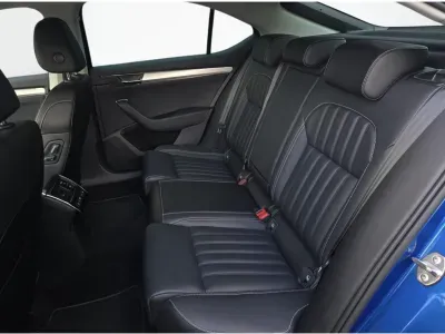 NIEBIESKI SEDAN SKODA SUPERB LIM. z 2023 r., BENZYNA, skrzynia biegów AUTOMATYCZNA 190KM, zdjęcie 19 z 20