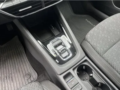 SREBRNY HATCHBACK SKODA OCTAVIA z 2022 r., BENZYNA, skrzynia biegów AUTOMATYCZNA 190KM, zdjęcie 18 z 19