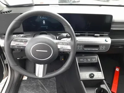 BIAŁY SUV HYUNDAI KONA z 2025 r., HYBRYDA/BENZYNA, skrzynia biegów AUTOMATYCZNA 129KM, zdjęcie 3 z 11