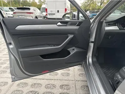 SREBRNY KOMBI VOLKSWAGEN PASSAT z 2023 r., BENZYNA, skrzynia biegów AUTOMATYCZNA 150KM, zdjęcie 5 z 19