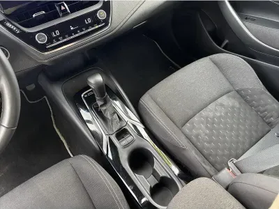 BIAŁY KOMBI TOYOTA COROLLA z 2023 r., HYBRYDA/BENZYNA, skrzynia biegów AUTOMATYCZNA 140KM, zdjęcie 16 z 19