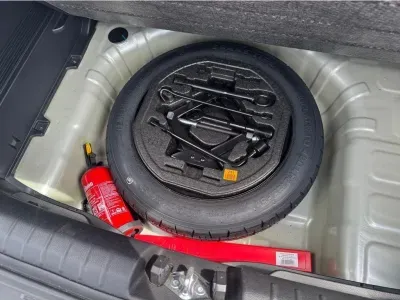 SREBRNY SUV KIA STONIC z 2025 r., BENZYNA, skrzynia biegów MANUALNA 58KM, zdjęcie 17 z 21