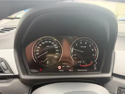 ZŁOTY CROSSOVER BMW X2 z 2022 r., BENZYNA, skrzynia biegów AUTOMATYCZNA 136KM, zdjęcie 2 z 12