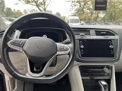 CZARNY SUV VOLKSWAGEN TIGUAN z 2022 r., DIESEL, skrzynia biegów AUTOMATYCZNA 150KM, zdjęcie 14 z 18