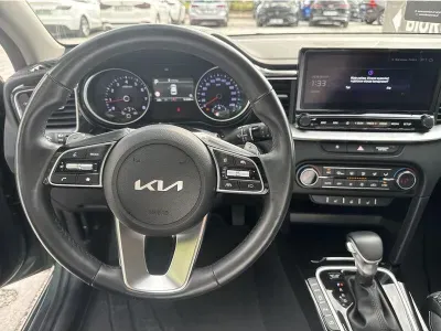 ZIELONY HATCHBACK KIA CEED z 2024 r., BENZYNA, skrzynia biegów AUTOMATYCZNA 140KM, zdjęcie 18 z 19