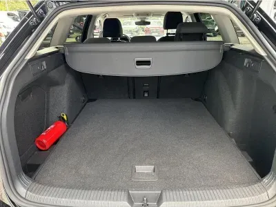CZARNY KOMBI VOLKSWAGEN GOLF VIII VARIANT z 2023 r., BENZYNA, skrzynia biegów AUTOMATYCZNA 131KM, zdjęcie 9 z 19