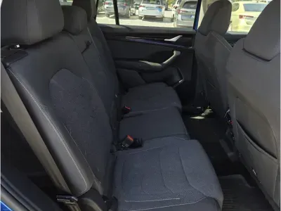 NIEBIESKI KOMBI SKODA KODIAQ z 2024 r., BENZYNA, skrzynia biegów AUTOMATYCZNA 150KM, zdjęcie 2 z 5