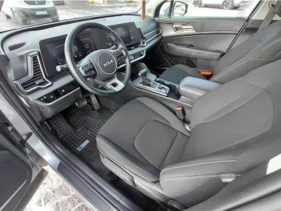 SREBRNY SUV KIA SPORTAGE z 2023 r., BENZYNA, skrzynia biegów AUTOMATYCZNA 110KM, zdjęcie 7 z 24