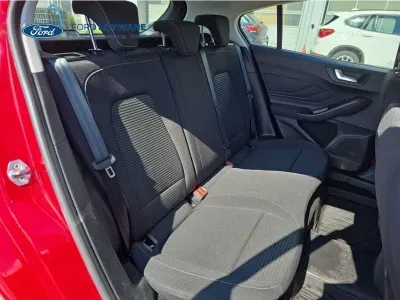 CZERWONY HATCHBACK FORD FOCUS z 2023 r., BENZYNA, skrzynia biegów MANUALNA 92KM, zdjęcie 24 z 27