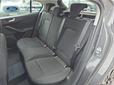 SZARY HATCHBACK FORD FOCUS z 2023 r., HYBRYDA/BENZYNA, skrzynia biegów MANUALNA 92KM, zdjęcie 24 z 29