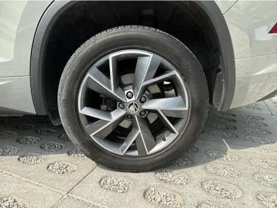 SZARY SUV SKODA KODIAQ z 2023 r., BENZYNA, skrzynia biegów AUTOMATYCZNA 190KM, zdjęcie 4 z 19