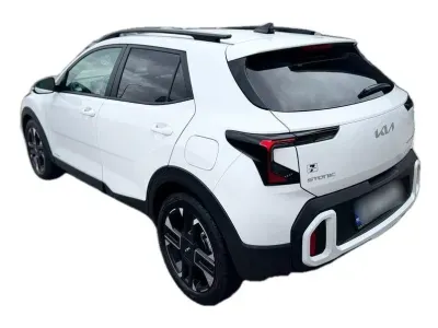 BIAŁY SUV KIA STONIC z 2025 r., HYBRYDA/BENZYNA, skrzynia biegów AUTOMATYCZNA 85KM, zdjęcie 3 z 6